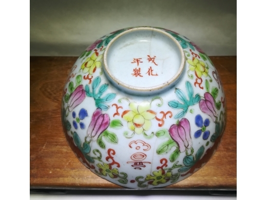 粉彩花口碗