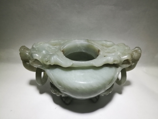 青玉双龙三足香炉