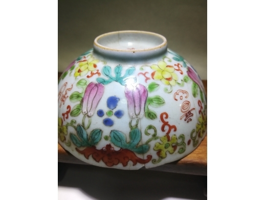 粉彩花口碗