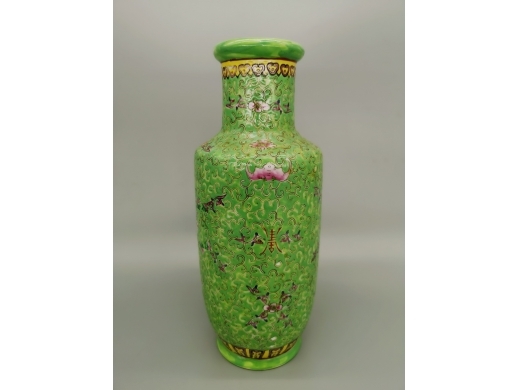 绿地粉彩棒捶瓶