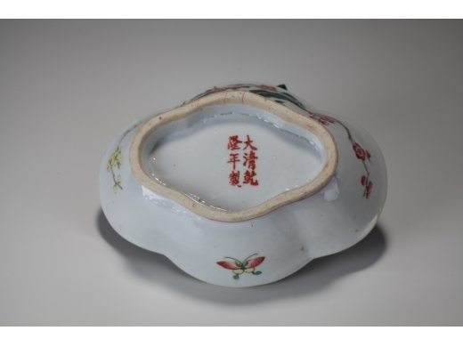 粉彩海棠形花卉纹水仙盆
