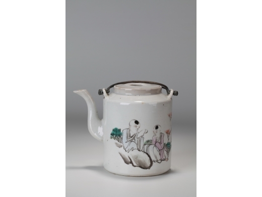 粉彩人物茶壶
