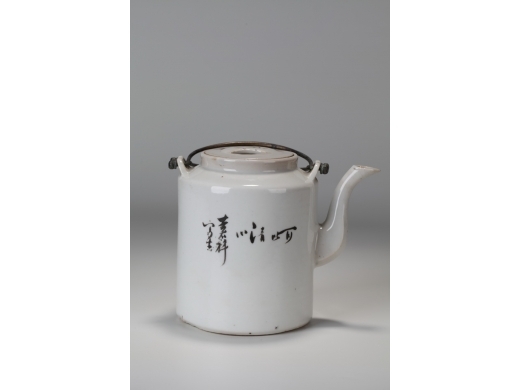粉彩人物茶壶