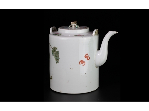 粉彩花卉茶壶