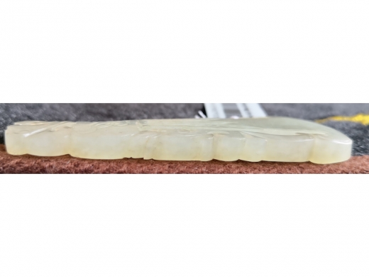 白玉龙钮钺形佩