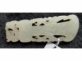 白玉龙钮钺形佩