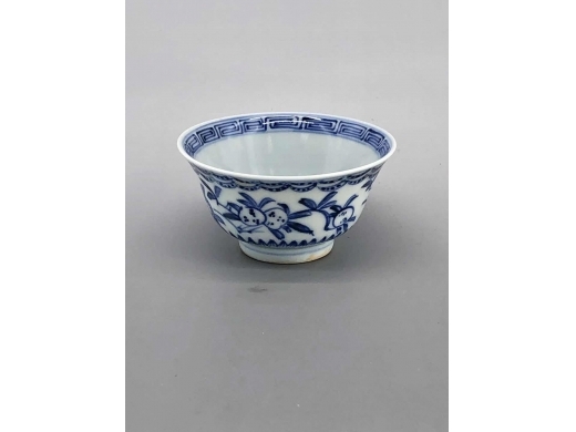青花淡描石榴纹茶盏