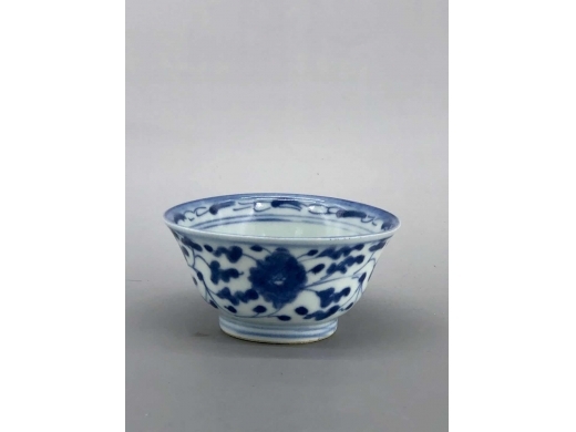 青花缠枝花茶盏