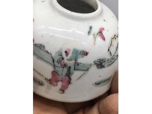 粉彩人物鸡罩型水盂