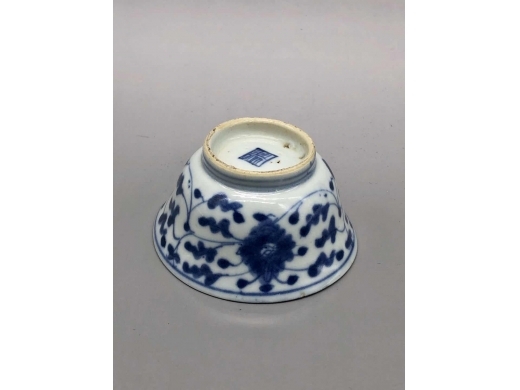青花缠枝花茶盏