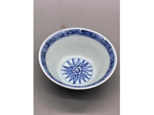青花淡描石榴纹茶盏