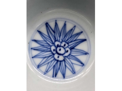 青花淡描石榴纹茶盏
