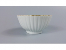 白釉菊瓣茶碗