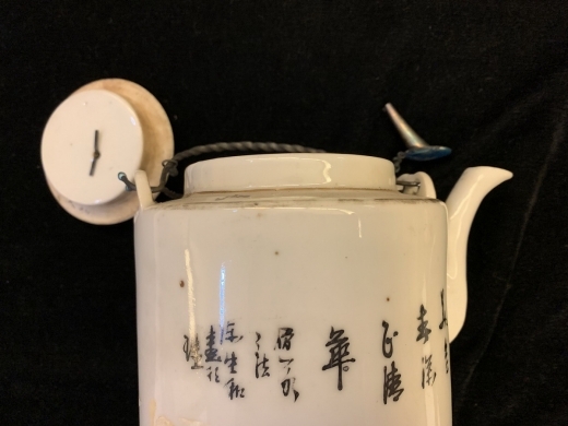 粉彩仕女茶壶