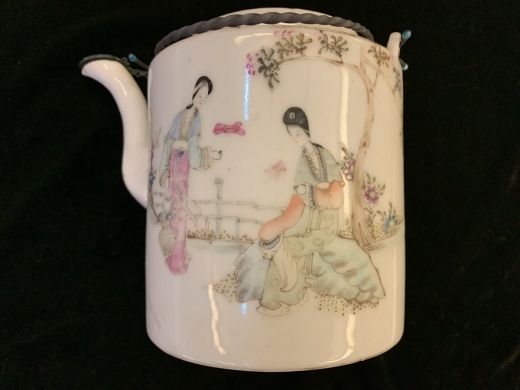 粉彩仕女茶壶