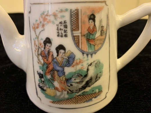 粉彩人物茶壶