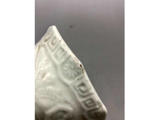 白釉模印庭院人物八方茶盏
