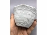 白釉模印庭院人物八方茶盏