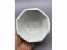 白釉模印庭院人物八方茶盏