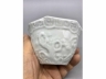 白釉模印庭院人物八方茶盏