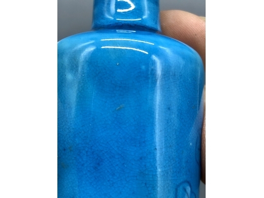 孔雀蓝暗刻花卉棒槌小瓶