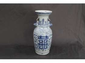 青花喜字瓶