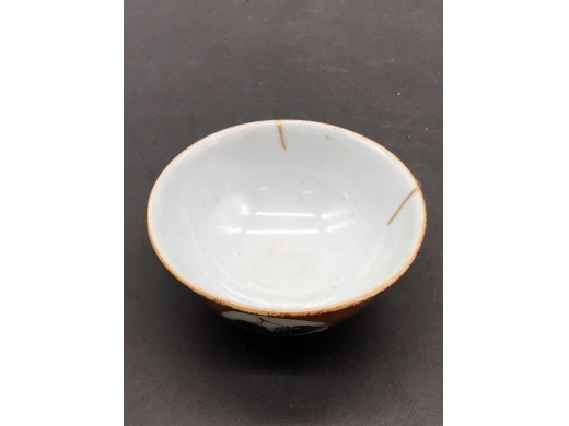 酱地开光粉彩山水纹茶盏