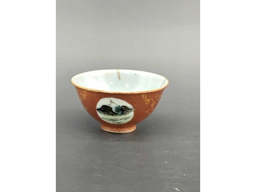 酱地开光粉彩山水纹茶盏