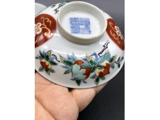 五彩描金寿桃纹盖碗