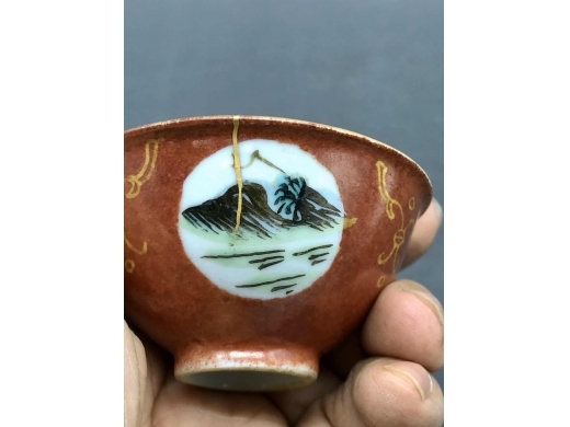 酱地开光粉彩山水纹茶盏