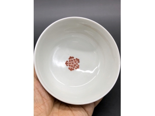 五彩描金寿桃纹盖碗