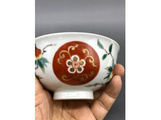 五彩描金寿桃纹盖碗