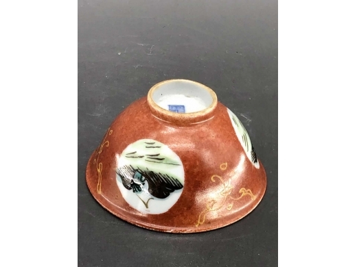 酱地开光粉彩山水纹茶盏
