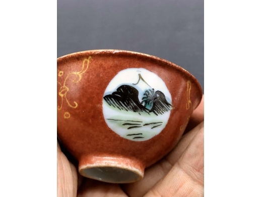 酱地开光粉彩山水纹茶盏