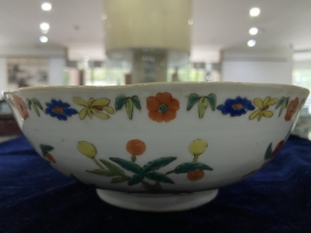 粉彩花卉大碗