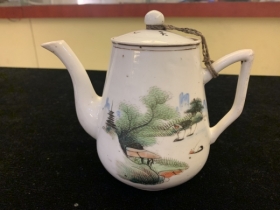 粉彩山水茶壶