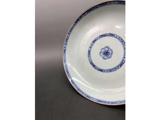 青花暗刻花卉纹盘