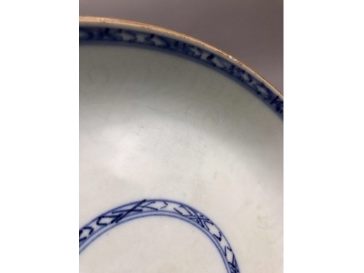 青花暗刻花卉纹盘