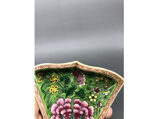 绿地粉彩花卉纹扇形碟