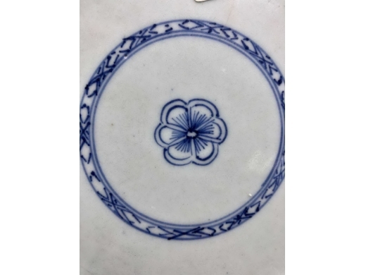 青花暗刻花卉纹盘