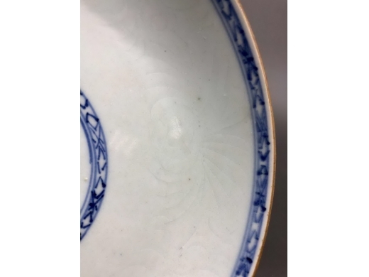 青花暗刻花卉纹盘