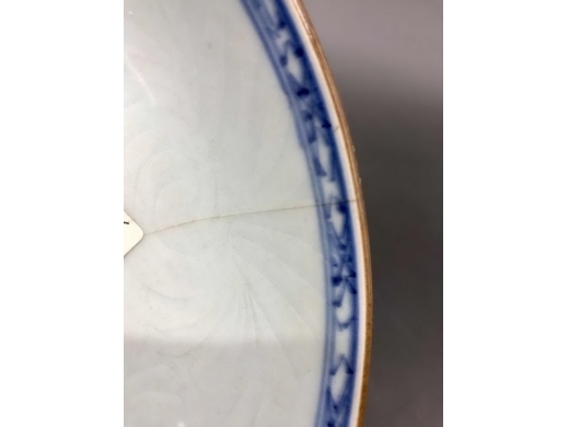 青花暗刻花卉纹盘