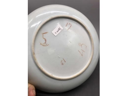 青花暗刻花卉纹盘