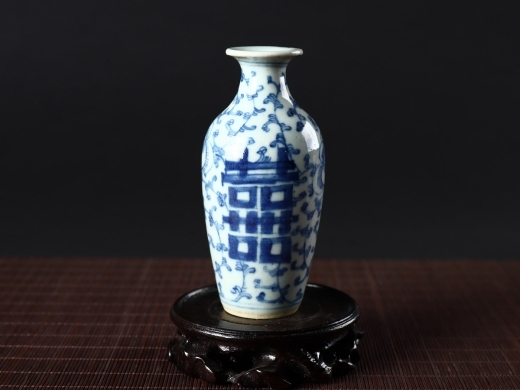 青花喜字小花瓶