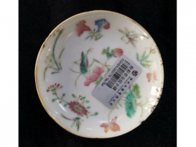 粉彩草虫纹瓷碟