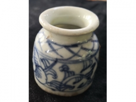 青花花草纹瓷药瓶