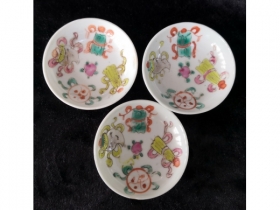 粉彩八宝纹小碟
