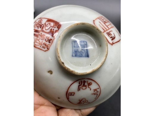 矾红彩印章纹盖碗