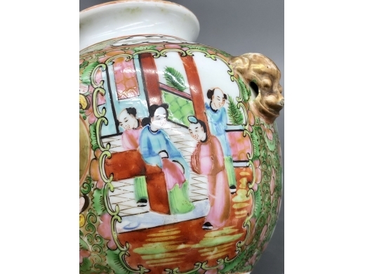 广彩描金狮钮苹果尊