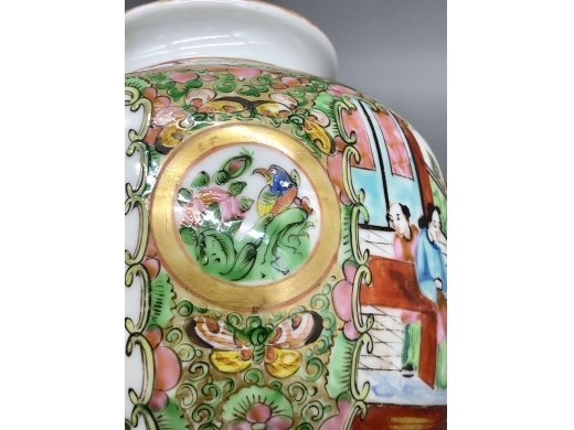 广彩描金狮钮苹果尊